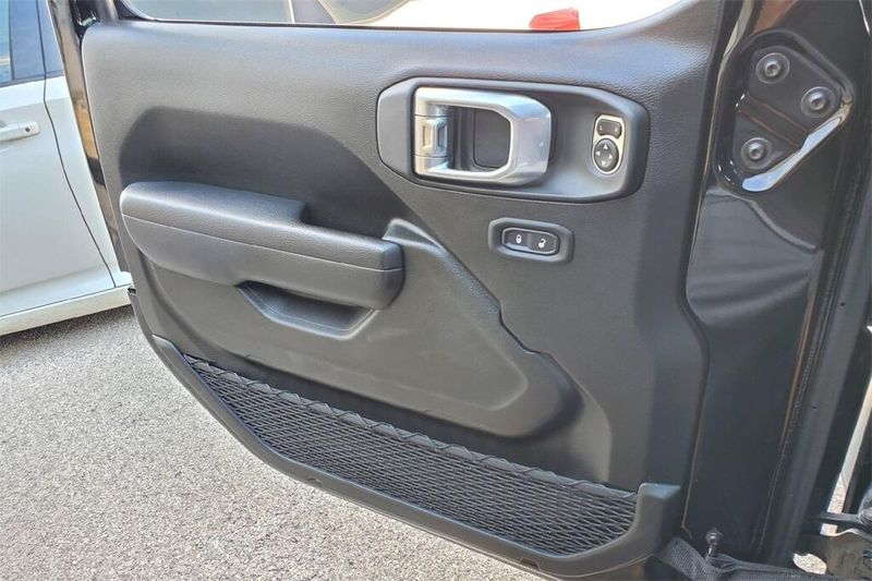 2024 Jeep Wrangler Rubicon photo 18