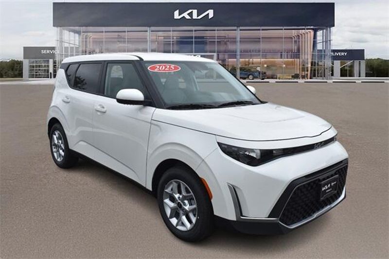 New 2025 Kia Soul LXImage 1