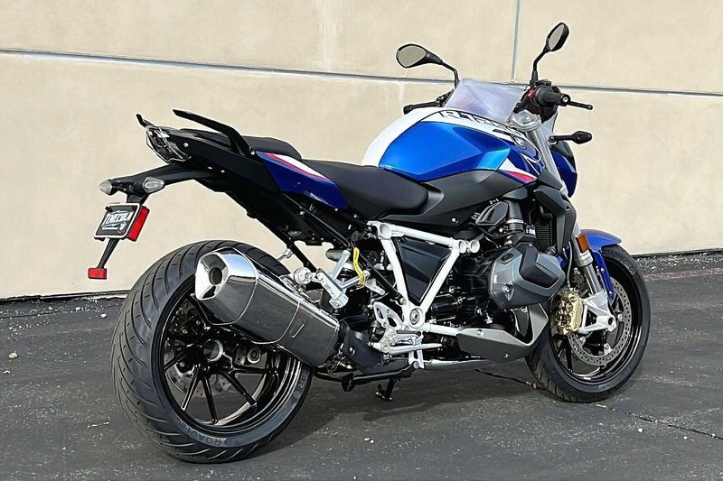 2023 BMW R1250R   in a RACING BLUE METALLIC exterior color. BMW Motorcycles of Temecula – Southern California 951-395-0675 bmwmotorcyclesoftemecula.com 