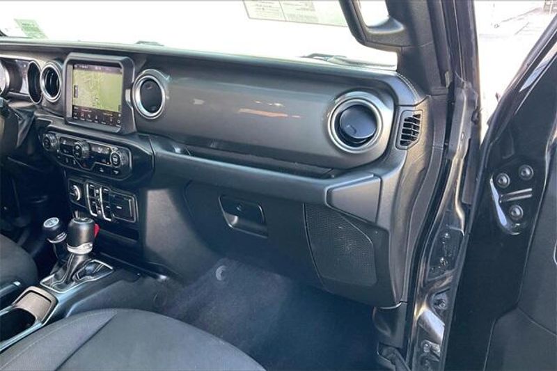 2023 Jeep Gladiator OverlandImage 16