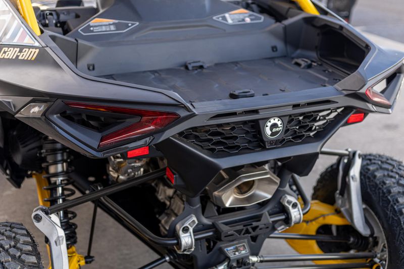 NEW 2025 CAN-AM MAVERICK R X RS WITH SMARTSHOX 999T DCT CARBON Image 8