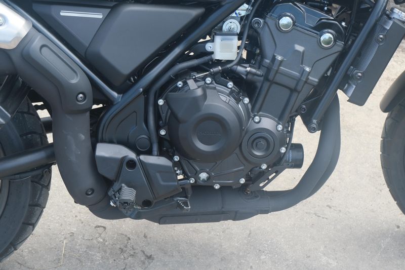 2025 Honda SCL 500 MATTE BLACK METALLIC Image 12