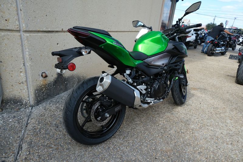 2024 Kawasaki Z500 ABS CANDY LIME GREEN AND METALLIC FLAT SPARK BLACK AND METALLIC GRAPHITE GRAYImage 12