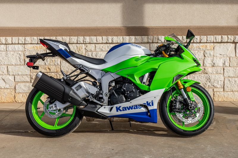 2024 KAWASAKI NINJA ZX6R 40TH ANNIVERSARY EDITION ABS LIME GREEN AND PEARL CRYSTAL WHITE AND BLUEImage 2
