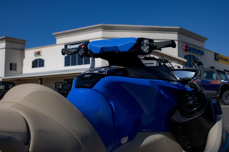 2025 SEADOO WAKE PRO 230 WITH SOUND SYSTEM IDF SAND AND DAZZLING BLUE Image 7