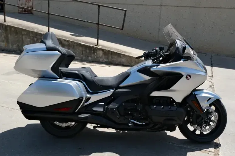 New 2025 Honda GOLD WING TOUR LIGHT SILVER METALLIC Image 2