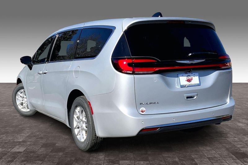 2026 Chrysler Pacifica photo 3