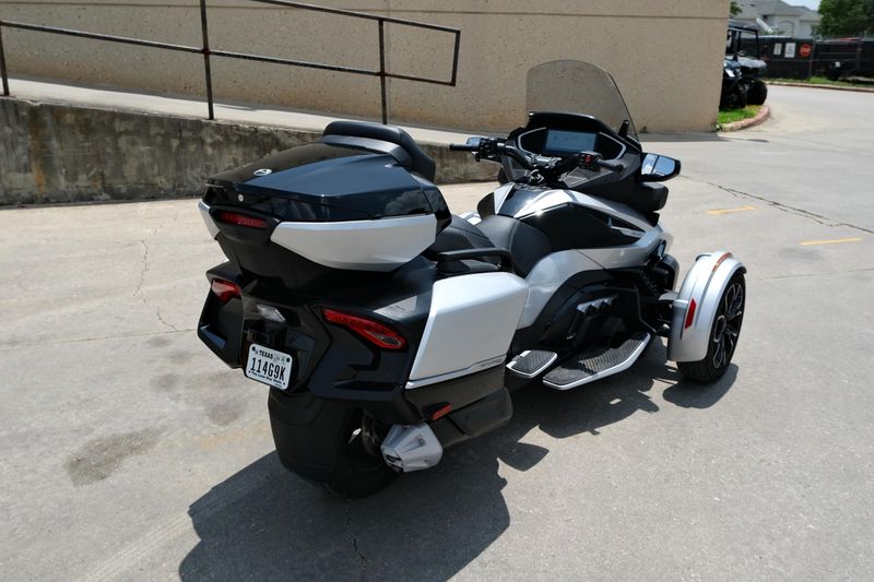 2024 Can-Am SPYDER RT LIMITED HYPER SILVER WITH PLATINUM Image 3