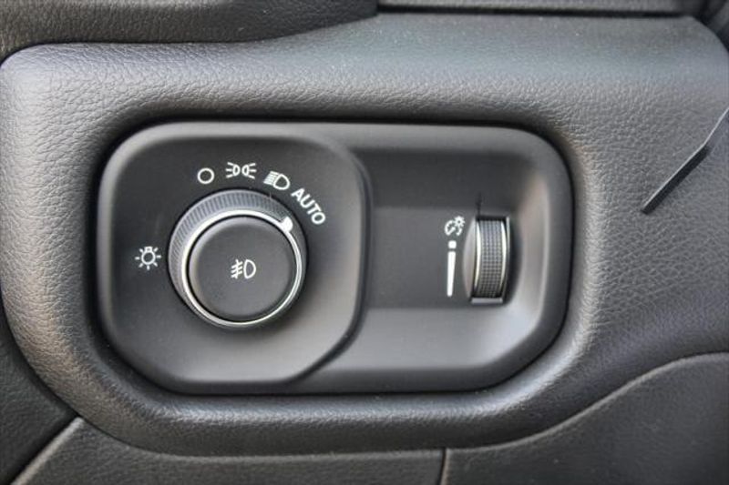 2023 RAM 3500 Chassis Cab Tradesman/SLTImage 17
