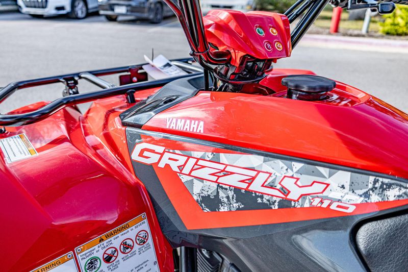 2025 Yamaha GRIZZLY 110 GREY METALLIC AND RED Image 10