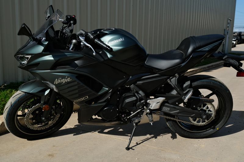 2025 Kawasaki NINJA 650 ABS METALLIC MATTE OLD SCHOOL GREEN AND METALLIC SPARK BLACK Image 13