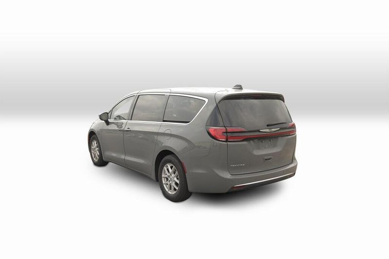 2023 Chrysler Pacifica Touring LImage 3