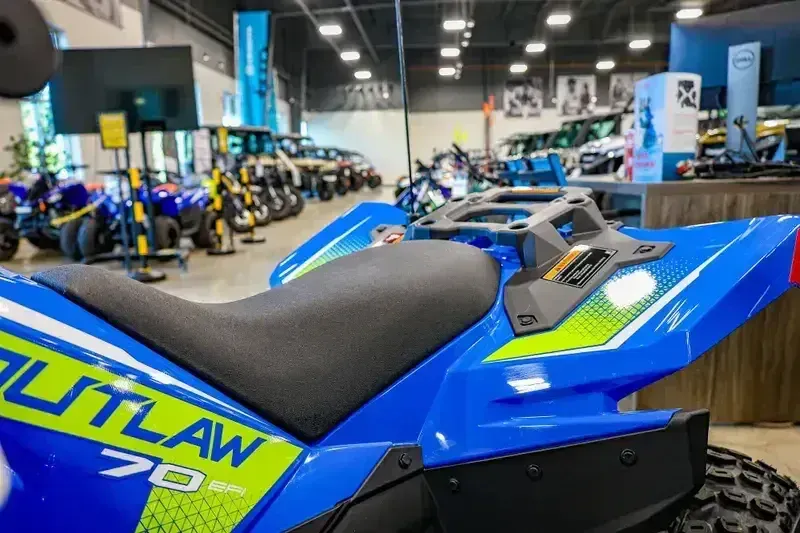 2025 Polaris OUTLAW 70 EFI VELOCITY BLUE AND LIFTED LIMEImage 5