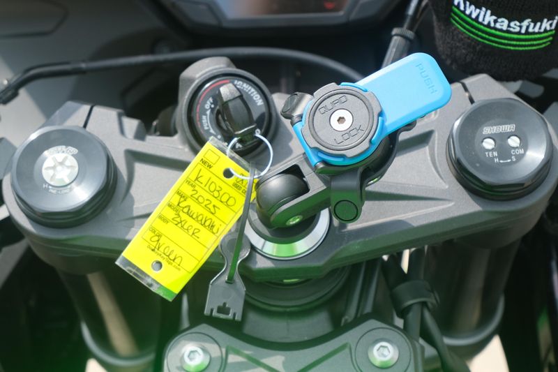 2025 Kawasaki NINJA ZX6R KRT EDITION LIME GREEN AND EBONY AND PEARL BLIZZARD WHITE Image 14