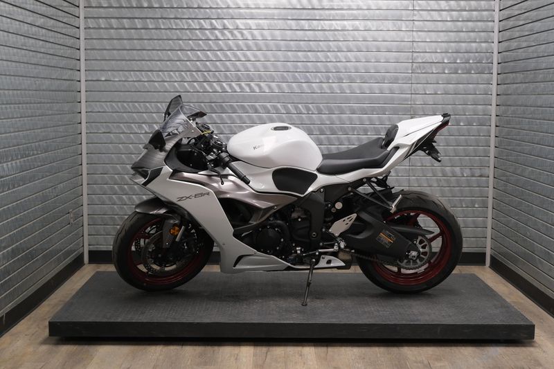 USED 2025 KAWASAKI NINJA ZX6R Image 6