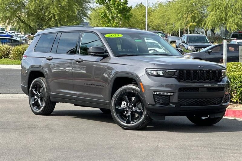 2025 Jeep Grand Cherokee Limited photo 2