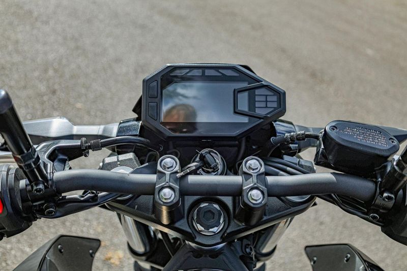 2025 Kawasaki Z500 ABS METALLIC SPARK BLACK AND METALLIC MATTE GRAPHENESTEEL GRAY Image 12
