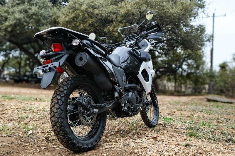 2025 Kawasaki KLR 650 S ABS PEARL CRYSTAL WHITE AND METALLIC CARBON GRAYImage 4