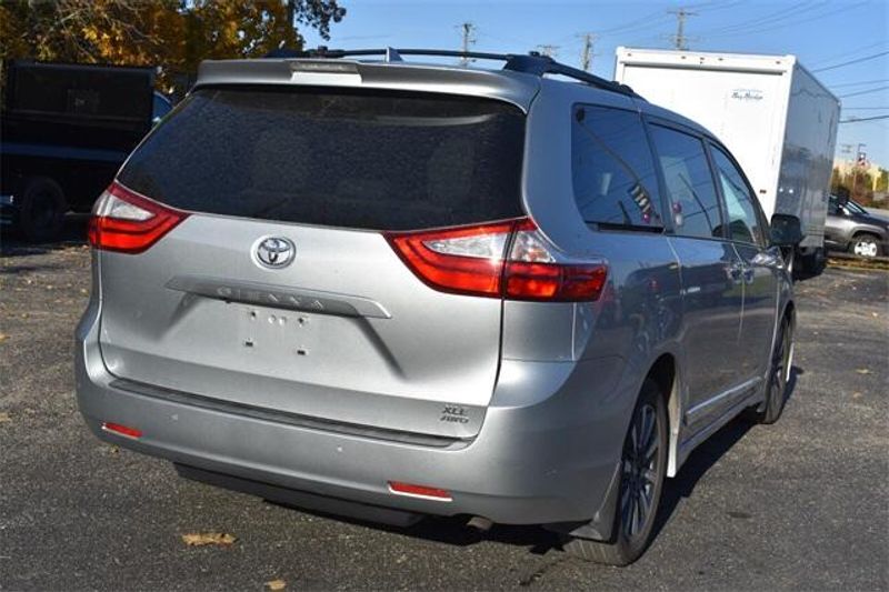 2019 Toyota Sienna XLEImage 3