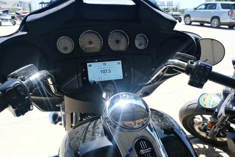 Used 2019 HARLEY STREET GLIDE BLACK Image 16