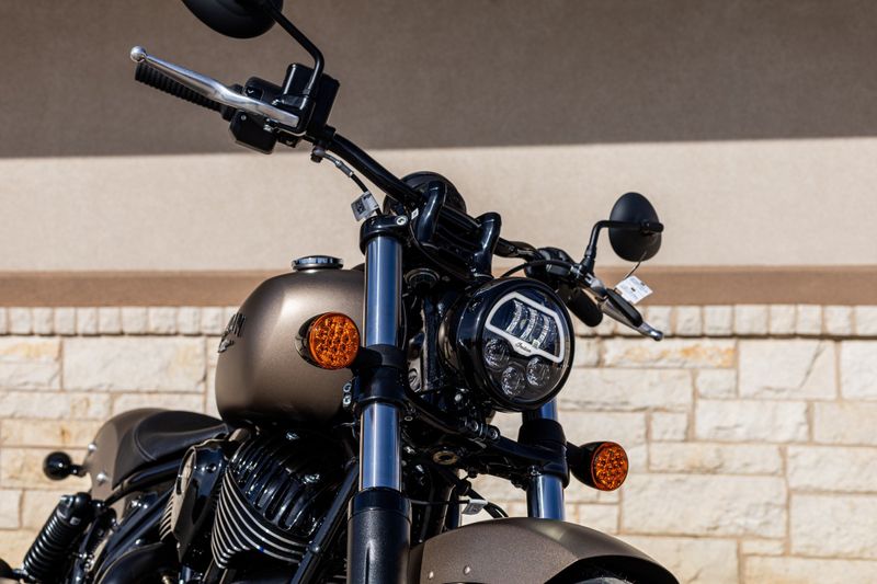 2024 INDIAN MOTORCYCLE CHIEF DARK HORSE ICON SANDSTONE SMOK 49ST in a GRAY exterior color. Family PowerSports (877) 886-1997 familypowersports.com 