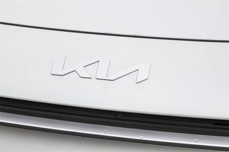 2025 Kia Niro LXImage 13