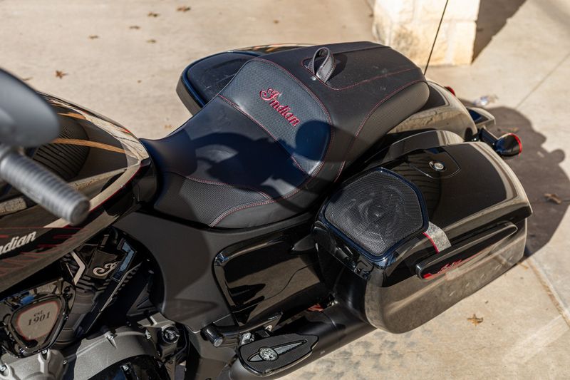 2024 INDIAN MOTORCYCLE CHALLENGER ELITE CHARCOAL CANDY AND BLACK CANDYImage 15