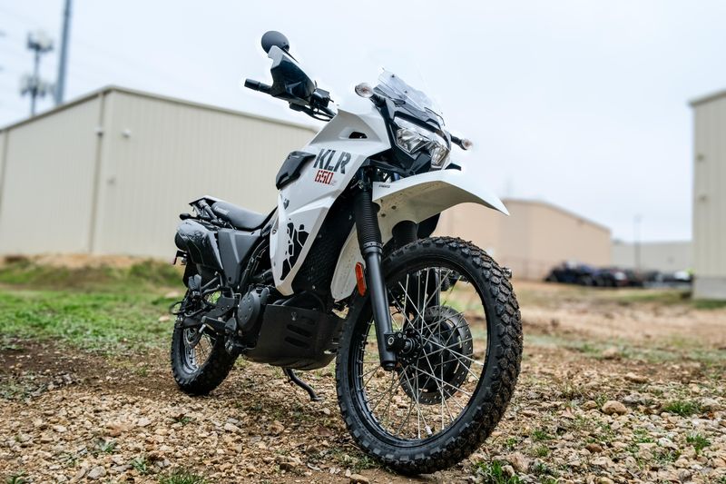 2025 Kawasaki KLR 650 S ABS PEARL CRYSTAL WHITE AND METALLIC CARBON GRAYImage 2