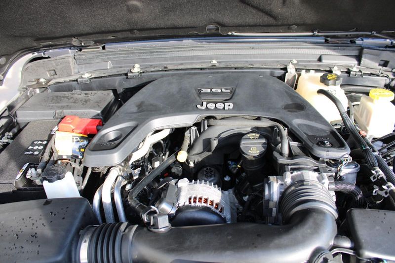 2021 Jeep Gladiator Sport photo 4