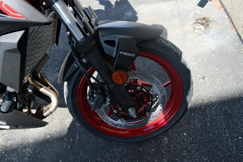 2025 Kawasaki Z500 SE ABS CANDY PERSIMMON RED AND METALLIC FLAT SPARK BLACK AND METALLIC MATTE GRAPHENESTEEL GRAY Image 17