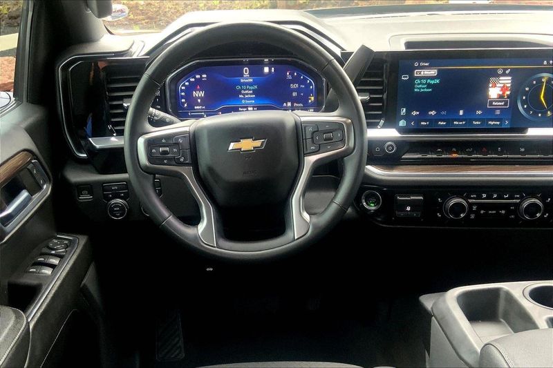 2023 Chevrolet Silverado 1500 LT photo 3
