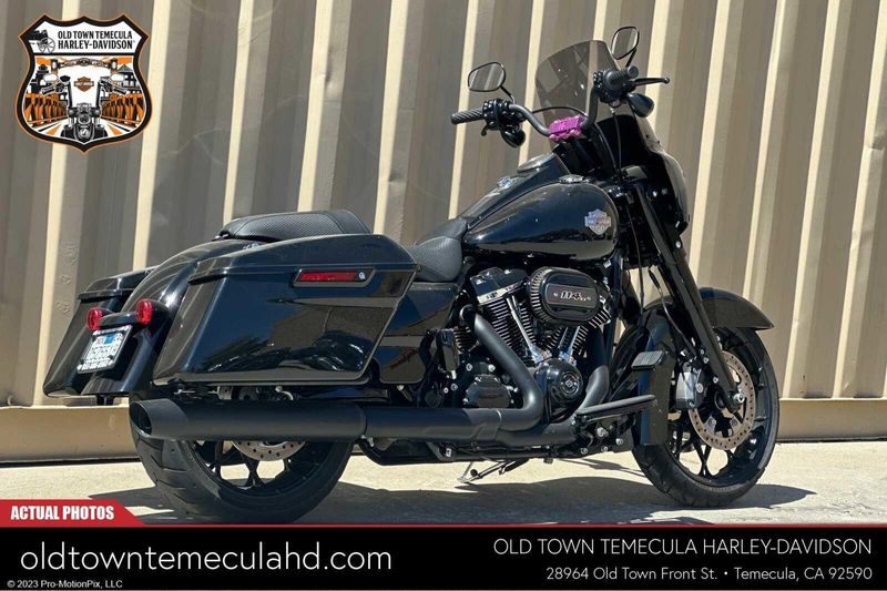 2022 Harley-Davidson Road King in a Black exterior color. BMW Motorcycles of Temecula – Southern California (951) 506-6903 bmwmotorcyclesoftemecula.com 