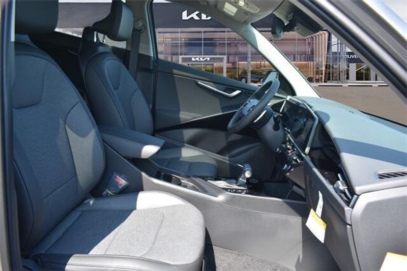 New 2025 Kia Niro SXImage 12
