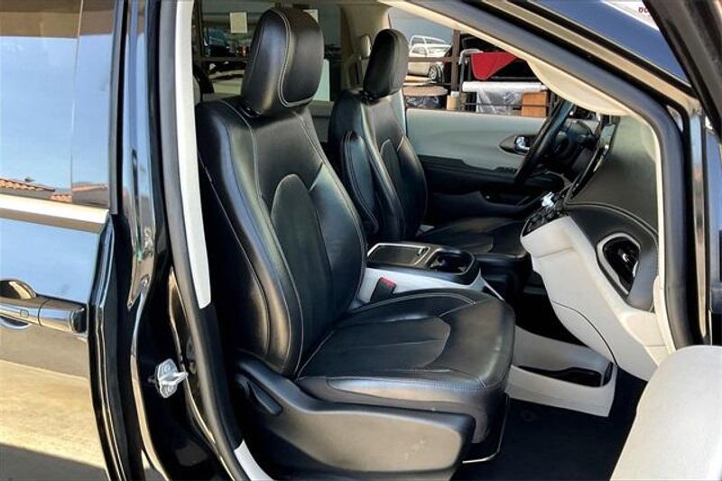2022 Chrysler Pacifica Hybrid Touring LImage 6