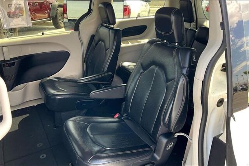 2022 Chrysler Pacifica Touring L photo 24