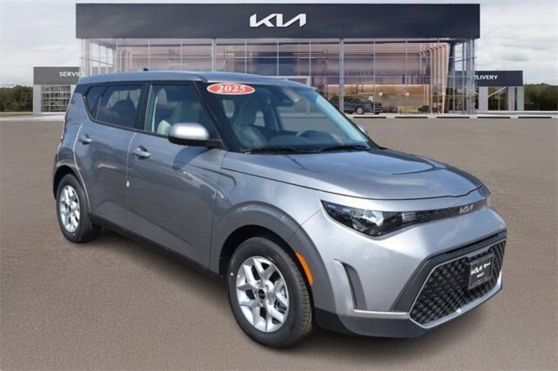 New 2025 Kia Soul LXImage 1