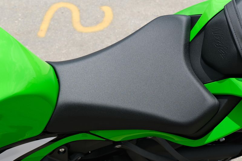2025 Kawasaki NINJA ZX6R KRT EDITION LIME GREEN AND EBONY AND PEARL BLIZZARD WHITE Image 13