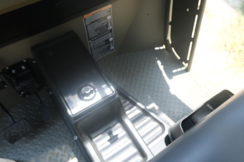 2025 LANDMASTER AMP CREW CAB WILDERNESS EDITION FOREST GREEN Image 25