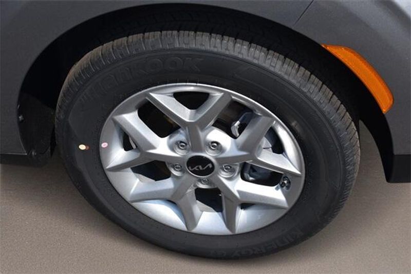 New 2025 Kia Soul LXImage 11