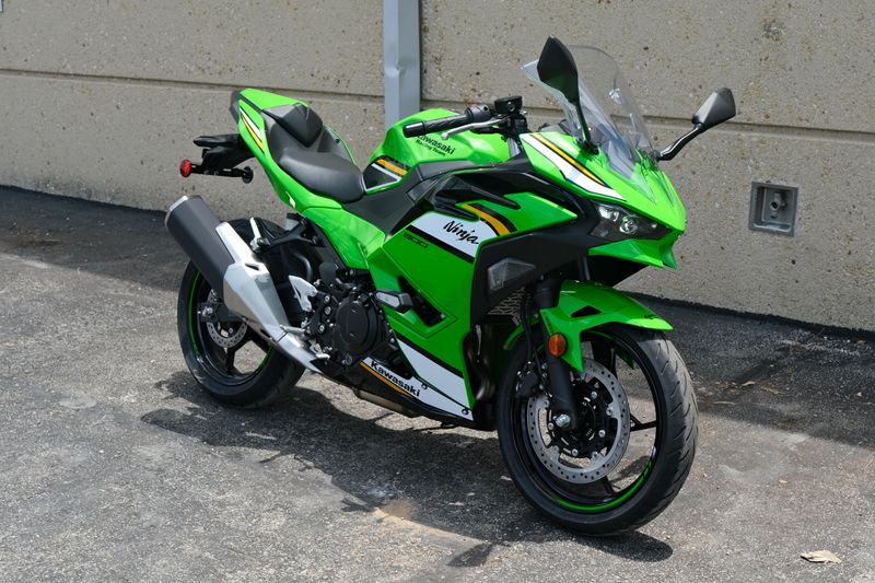 2025 Kawasaki NINJA 500 KRT EDITION SE ABS LIME GREEN AND EBONY AND PEARL BLIZZARD WHITE Image 1