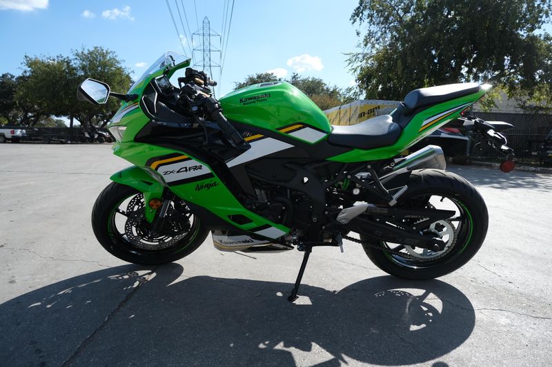 2025 Kawasaki NINJA 500 KRT EDITION LIME GREEN AND EBONY AND PEARL BLIZZARD WHITEImage 35