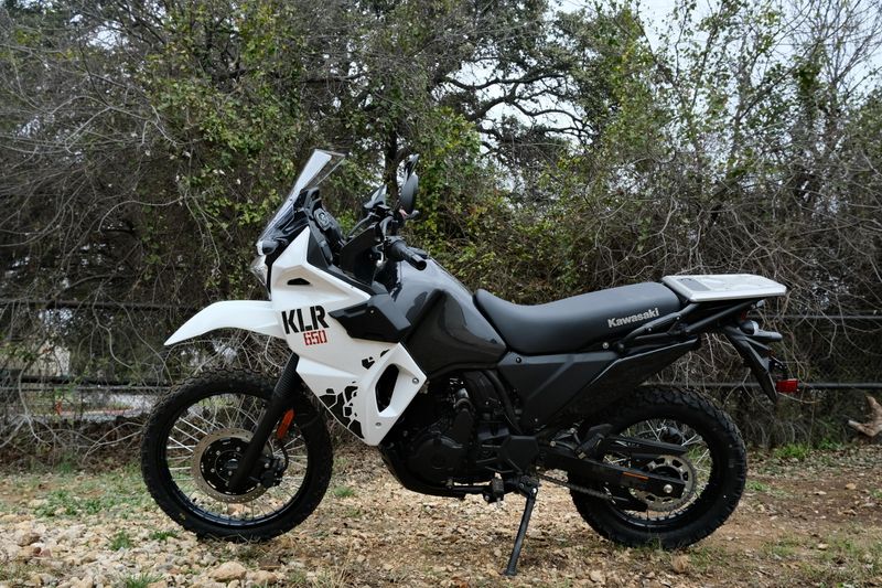 2025 Kawasaki KLR 650 PEARL CRYSTAL WHITE AND METALLIC CARBON GRAYImage 9