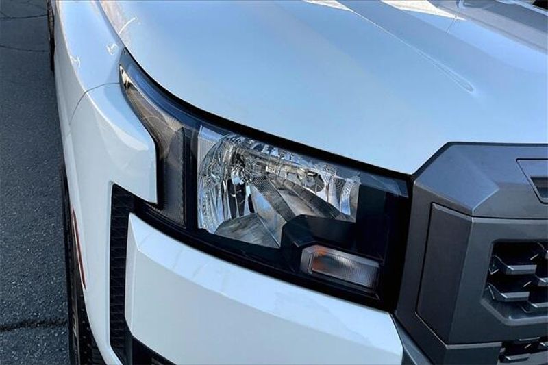 Used 2025 Nissan Frontier SVImage 27