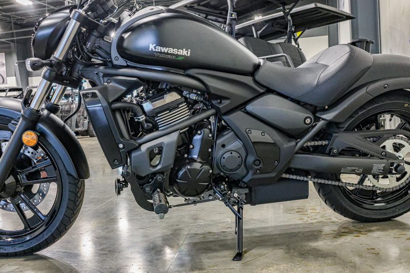 2025 Kawasaki VULCAN S ABS METALLIC FLAT SPARK BLACK AND METALLIC FLAT RAW GRAYSTONE Image 9