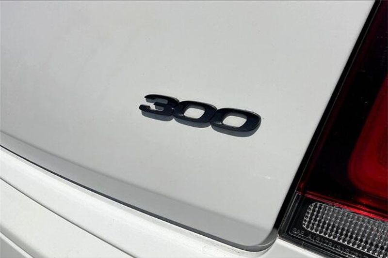 2023 Chrysler 300 TouringImage 7