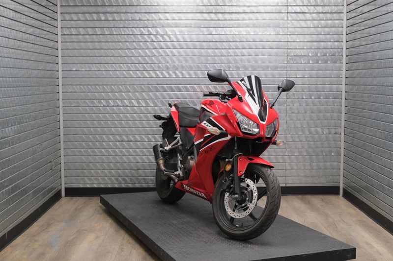 USED 2017 HONDA CBR300R Image 1