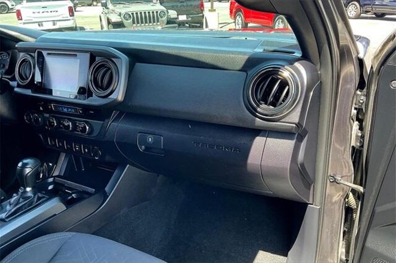 2017 Toyota Tacoma TRD Off-RoadImage 16