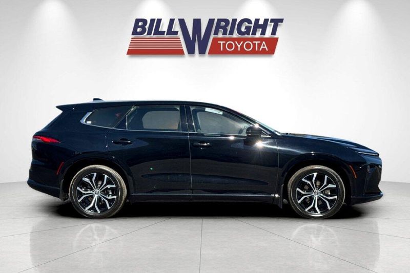 Used 2025 Toyota Crown Signia XLEImage 2