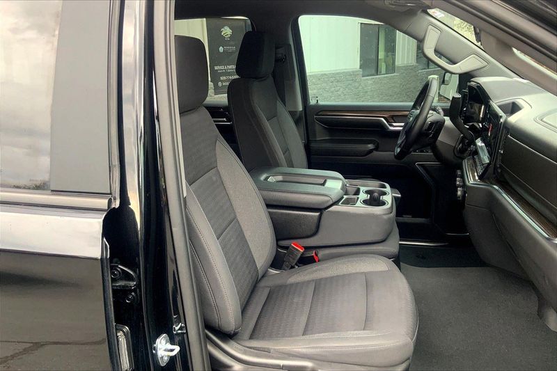 2023 Chevrolet Silverado 1500 LT photo 5