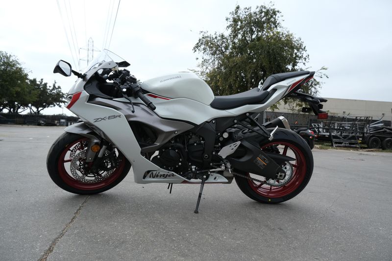 2025 Kawasaki NINJA ZX6R PEARL BLIZZARD WHITEImage 1